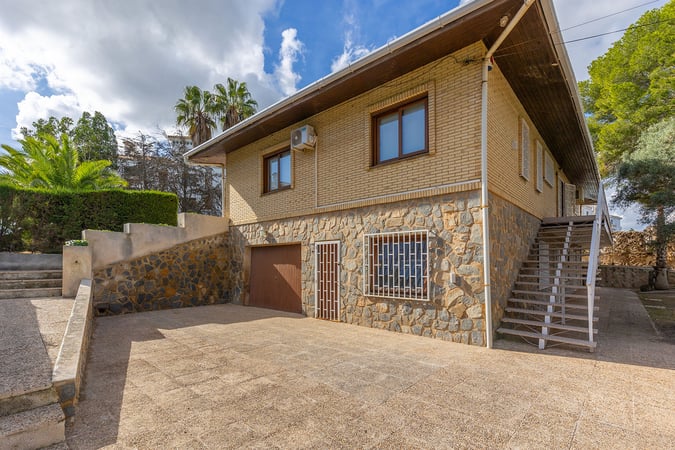 Villa in Villamartin - view 1