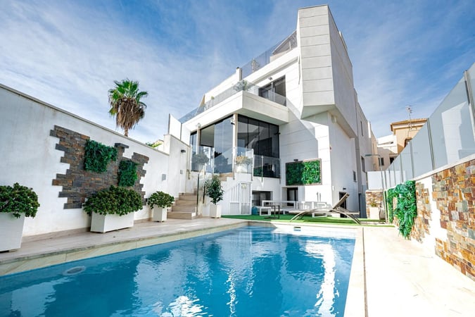 Villa in Villamartin - view 1