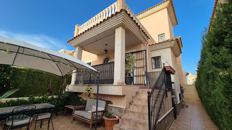 Villa in Residencia los Altos - view 1