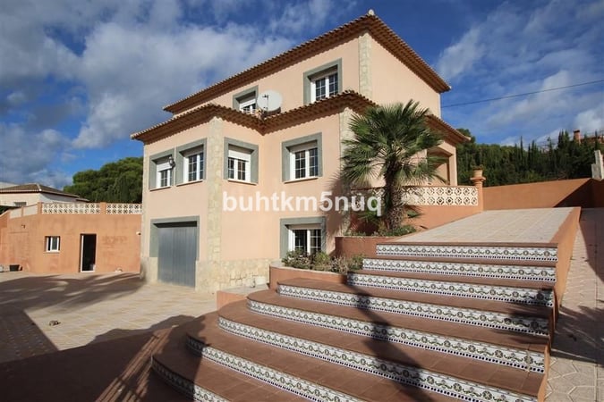 Villa in Pinoso - view 1