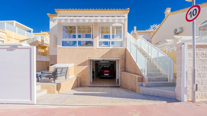Villa in Residencia los Altos - view 1