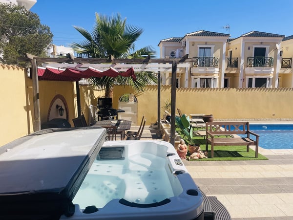 Villa in Villamartin - view 1