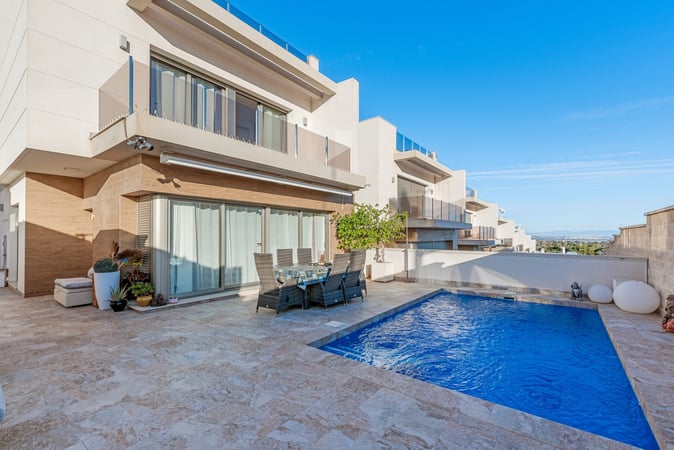 Villa in Villamartin - view 1