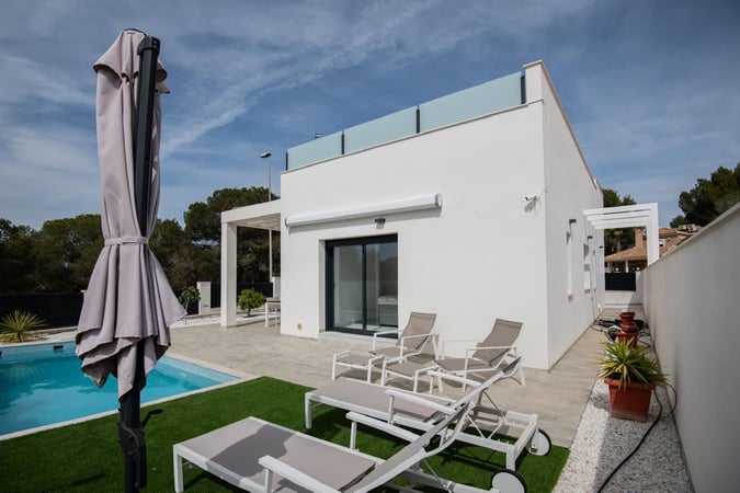 Villa in Los Tarragas - view 1