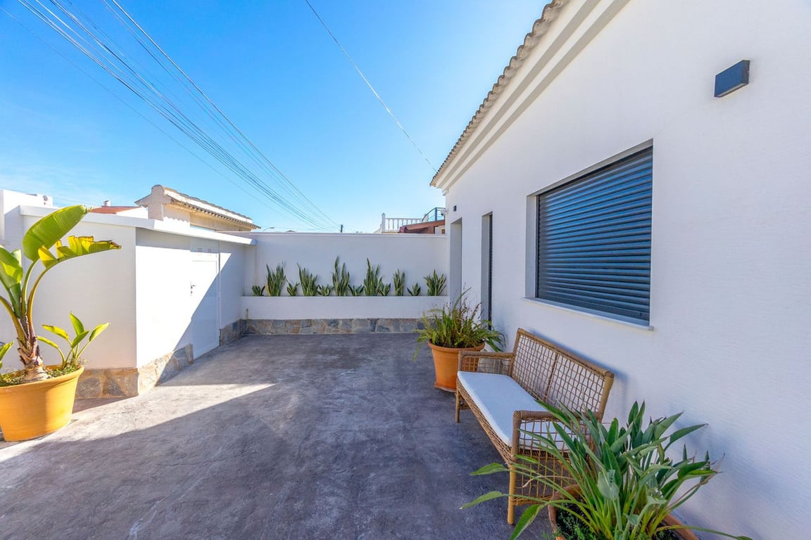 Villa in El Chaparral - Image 3