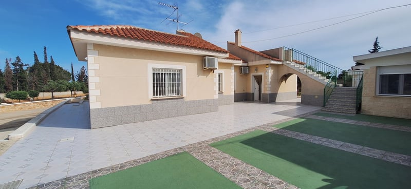 Villa in Elche - view 1