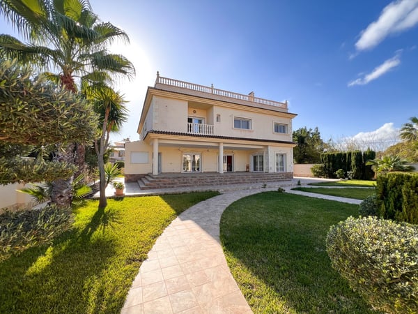 Villa in Villamartin - view 1