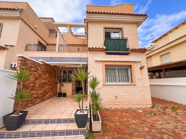 Villa in Los Tarragas - view 1
