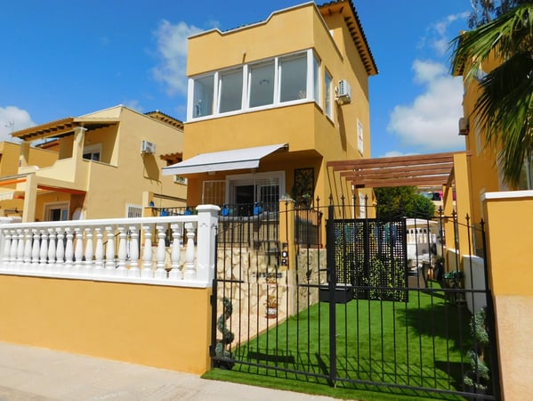 Villa in Villamartin - view 1