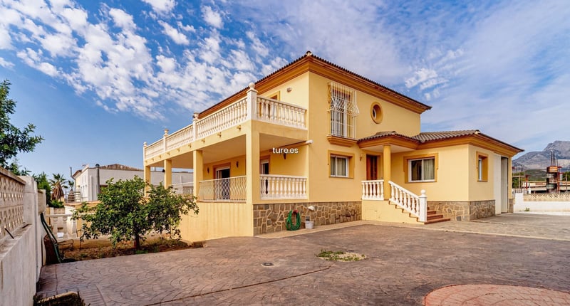 Villa in La Nucia - view 1