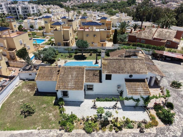 Villa in Villamartin - view 1