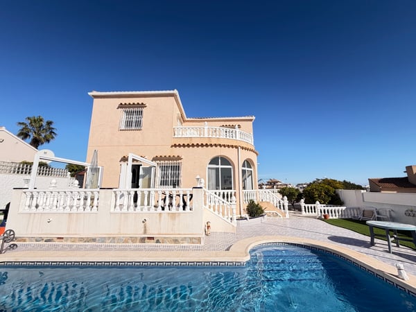 Villa in Villamartin - view 1