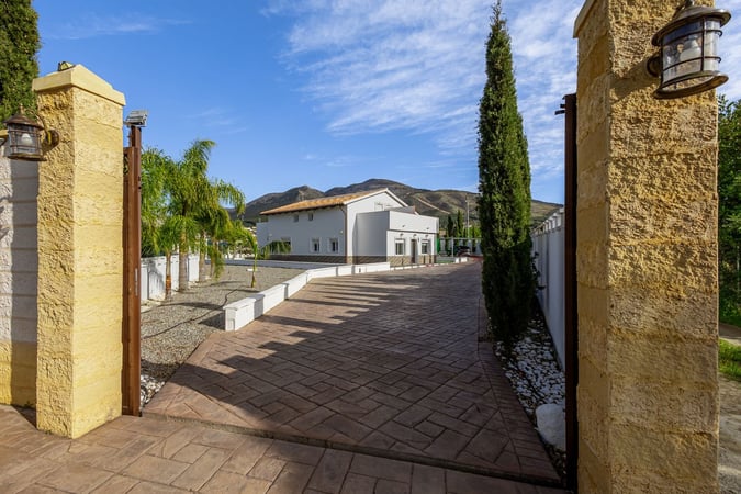 Villa in Alhaurin el Grande - view 1