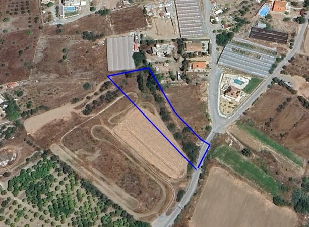 House in Kato Pyrgos - view 1