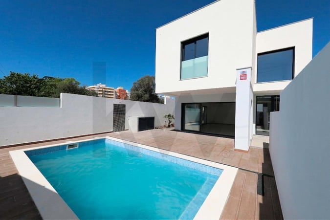 Villa in Monte Abraao - view 1