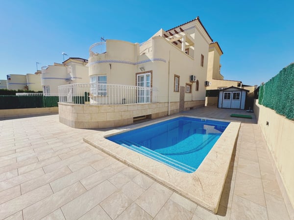 House in Urbanizacion El Raso - view 1