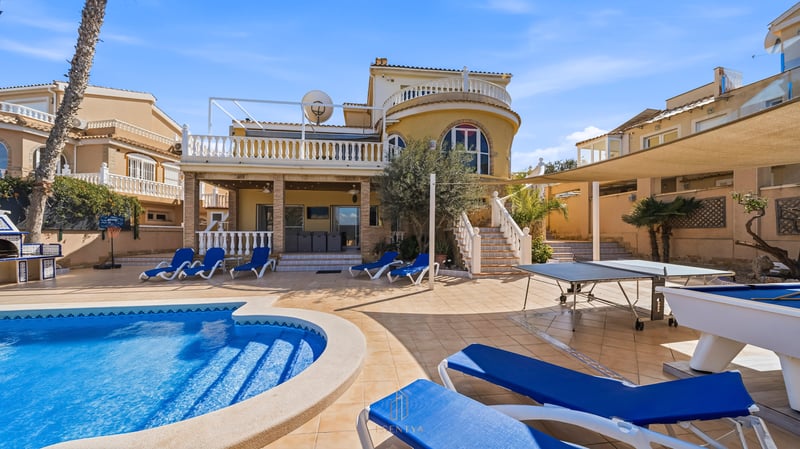 Villa in Santa Pola - view 1