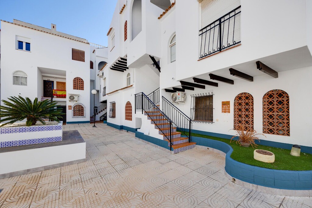 Apartment in Torrevieja - Image 2
