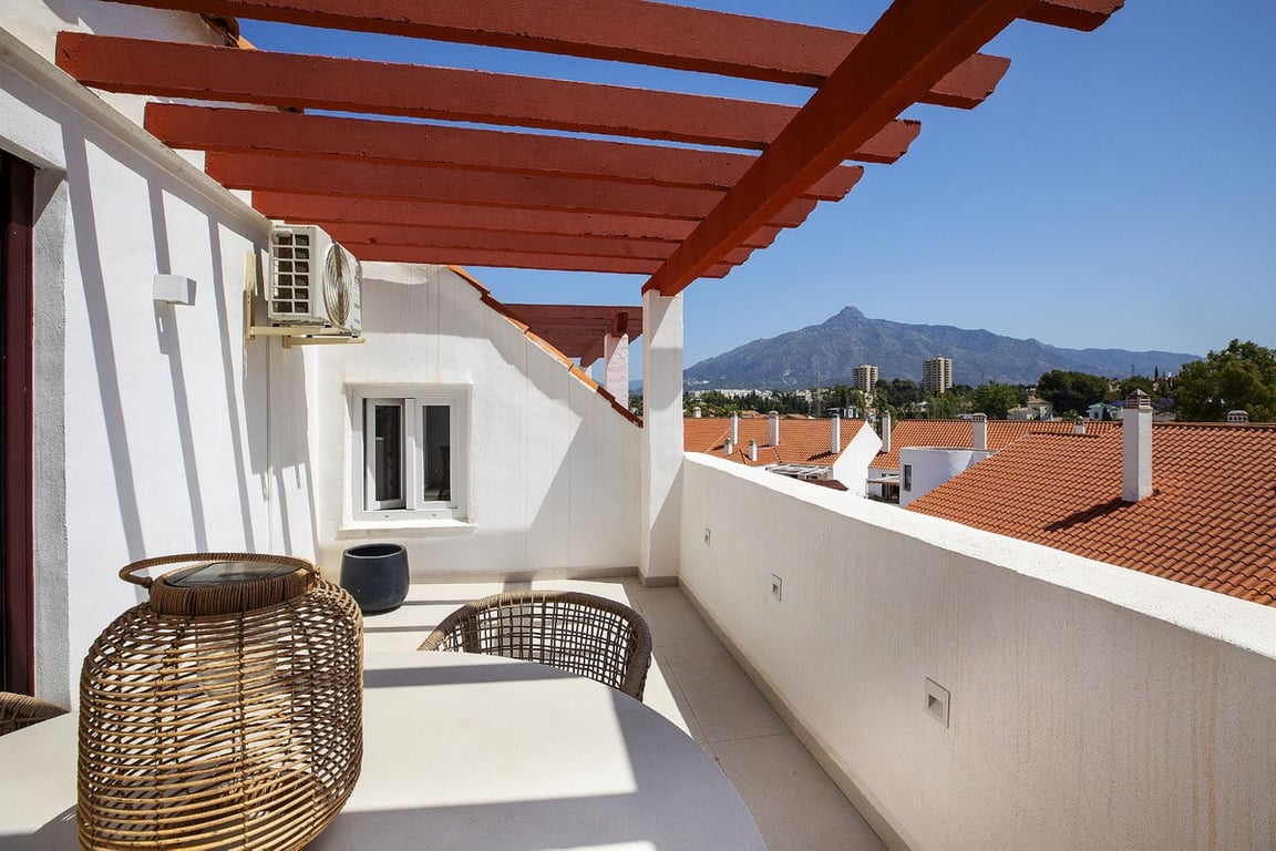 Apartment in Nueva Andalucia - Image 2