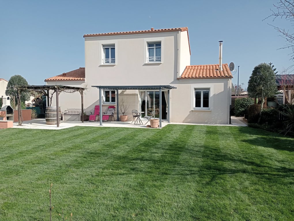 House in Saint-Maurice-le-Girard - Image 2