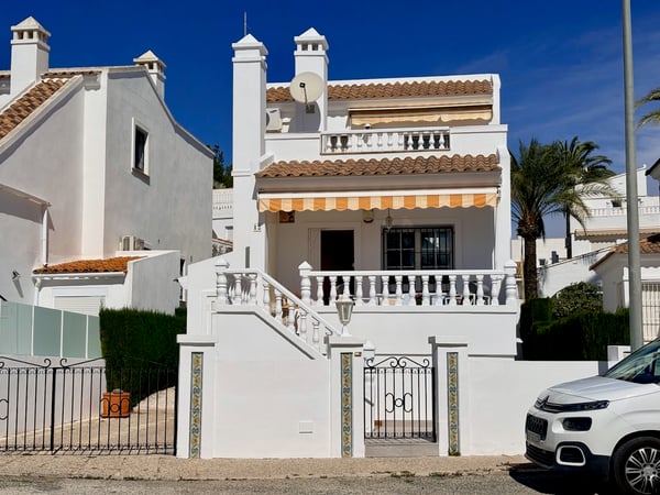 Villa in Villamartin - view 1