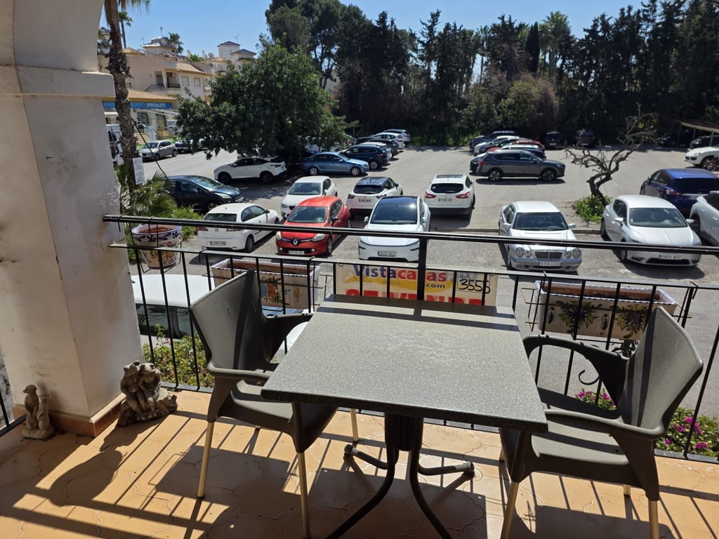 Apartment in Villamartin - Image 2