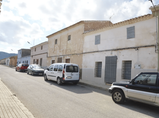 House in Raspay - view 1