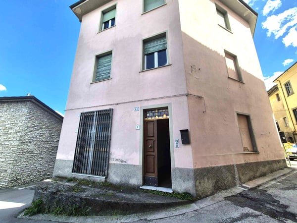 House in Castelnuovo di Garfagnana - view 1