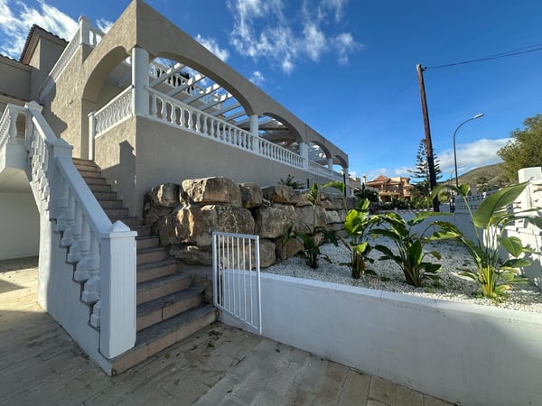 Villa in El Campello - view 1