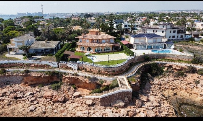 Villa in La Zenia - view 1
