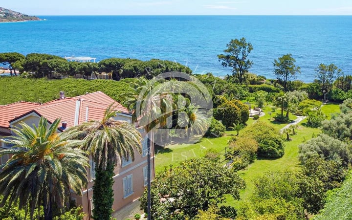 Villa in Sanremo - view 1