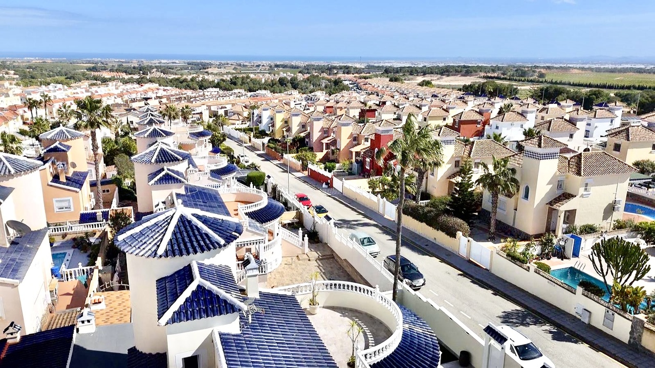 Villa in El Pinar de Campoverde - Image 3