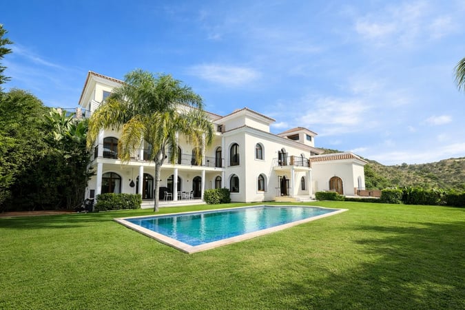 Villa in Benahavis - view 1