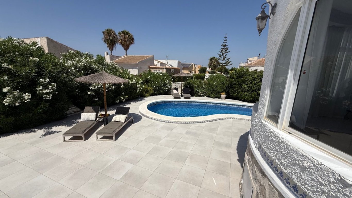 Villa in El Chaparral - Image 5