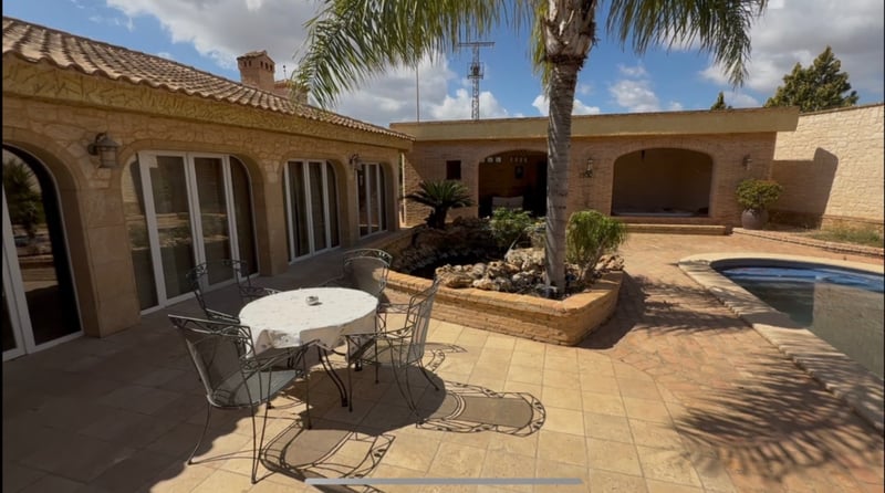 Villa in Los Nietos - view 1