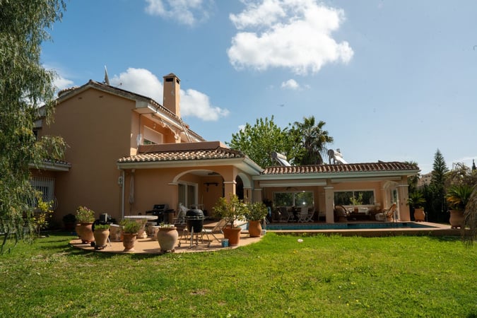 Villa in Elviria - view 1