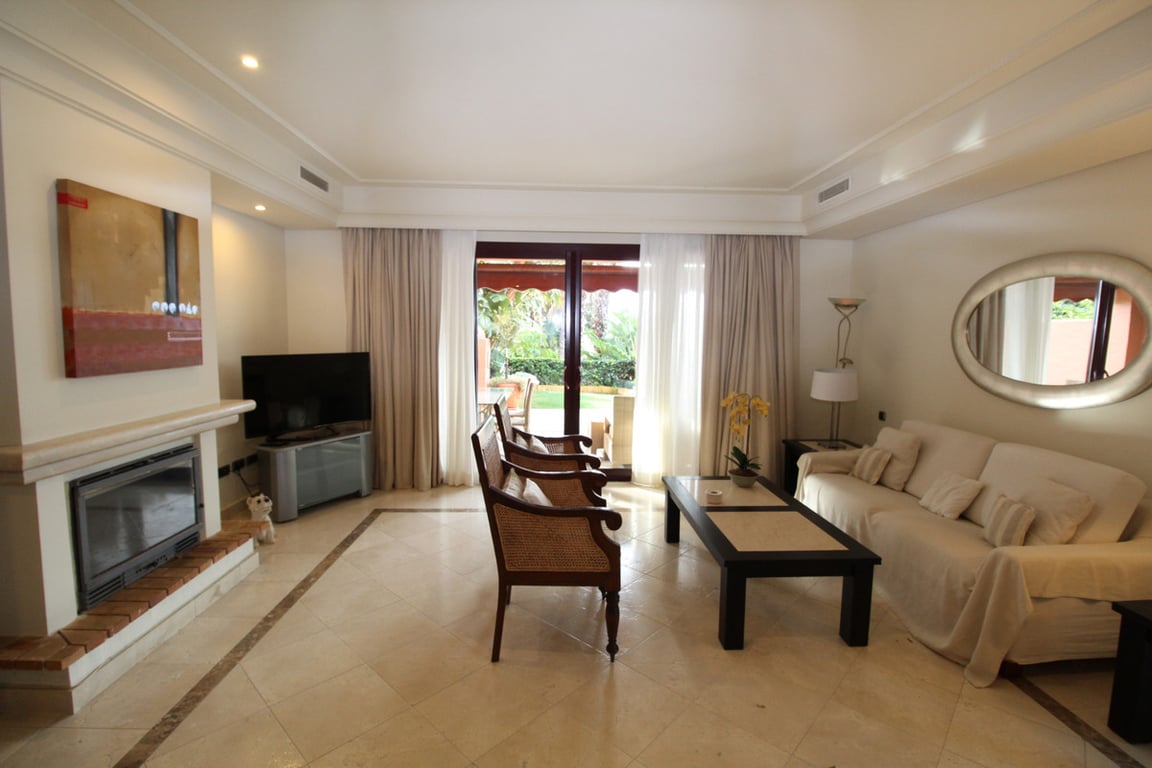 Villa in Nueva Andalucia - Image 2