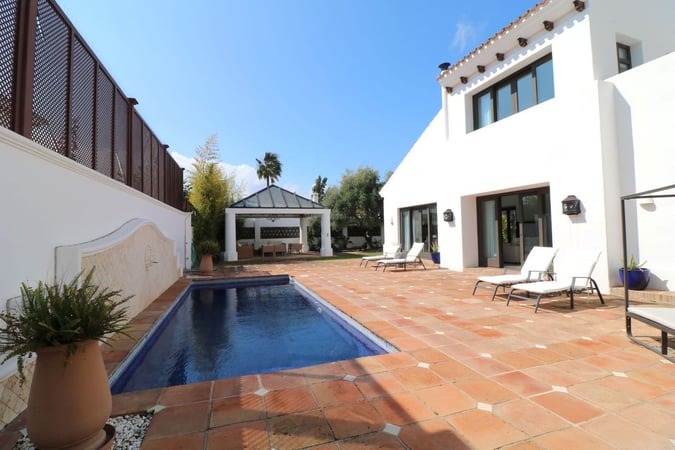 Villa in Guadalmina - view 1