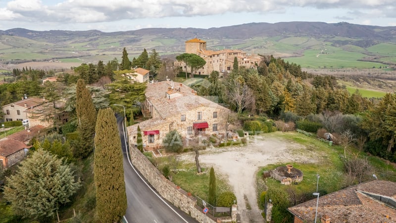 House in Contignano - view 1