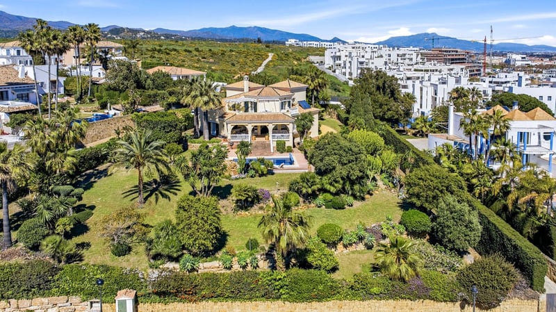 Villa in Estepona - view 1