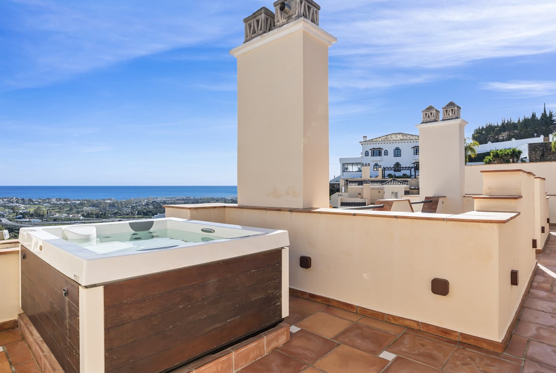 Apartment in Benahavis - Image 3
