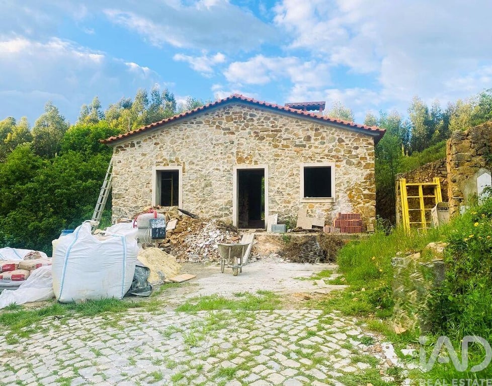 House in Figueiro Dos Vinhos - Image 2