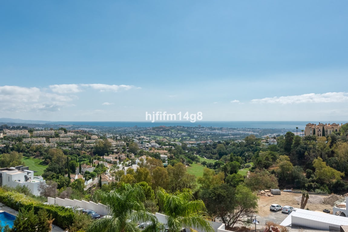 Apartment in Benahavis - Image 2