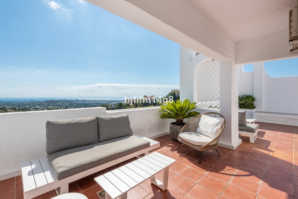 Apartment in Benahavis - Image 3