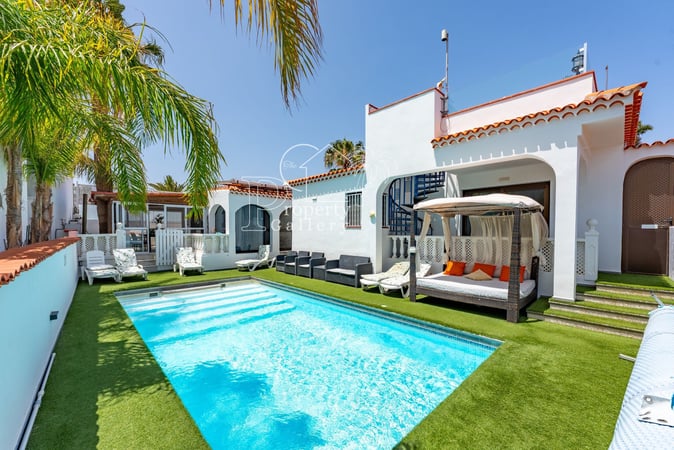 Villa in El Abrigo - view 1