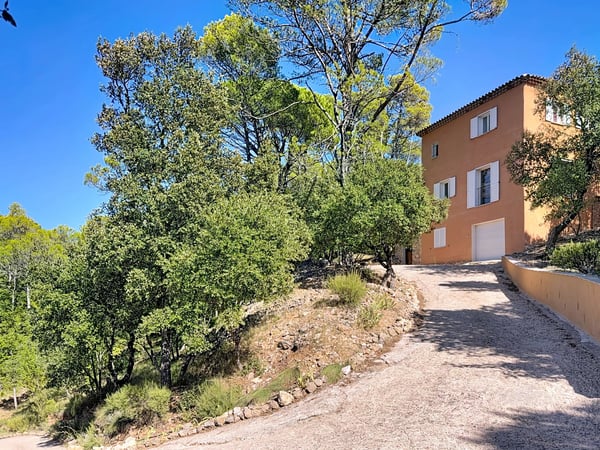 House in Chateauvert - view 1