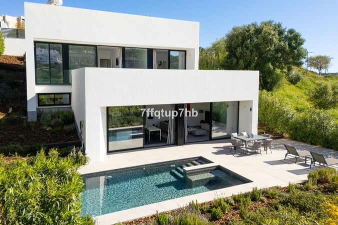 Villa in Estepona - view 1