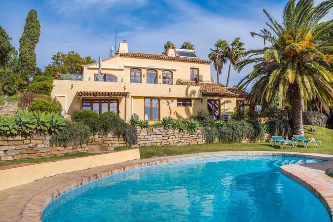 Villa in Estepona - view 1