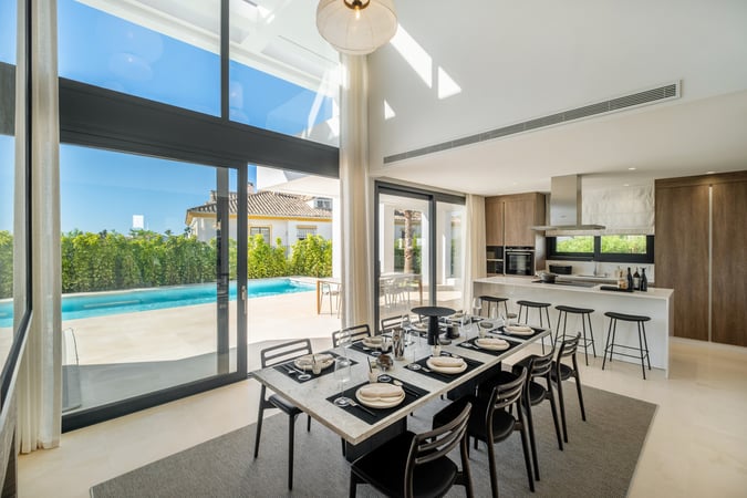 Villa in Estepona - view 1