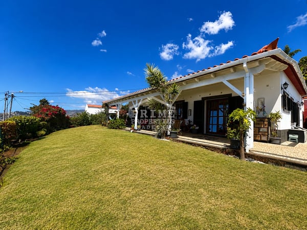 Villa in Nossa Senhora do Monte - view 1
